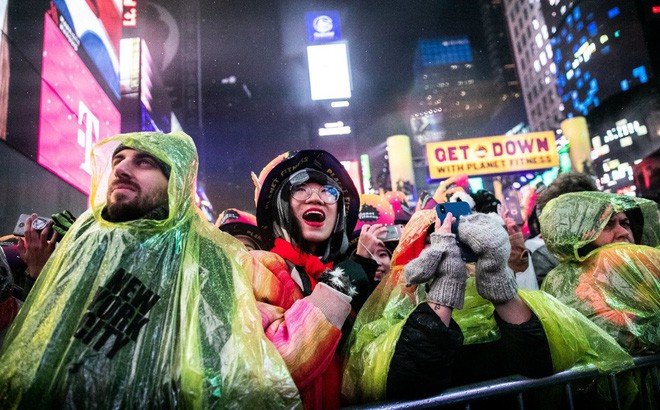 Người Mỹ hân hoan bước sang năm mới 2019, bất chấp cơn mưa nặng hạt ở Quảng trường Thời đại - Ảnh 1.