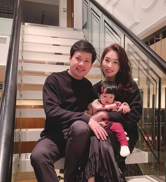 Đặng Thu Thảo khoe ảnh hạnh phúc cùng chồng và con gái cưng để chào đón năm mới - Ảnh 3. Đặng Thu Thảo khoe ảnh hạnh phúc cùng chồng và con gái cưng để chào đón năm mới - Ảnh 3.