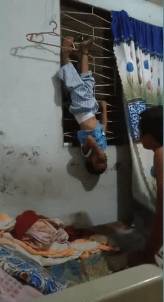 Hết bé gái bao cát, đến đoạn clip bé trai bị bố treo ngược lên cửa sổ, đánh tới tấp để trả thù người mẹ gây phẫn nộ cực độ - Ảnh 4. Hết bé gái bao cát, đến đoạn clip bé trai bị bố treo ngược lên cửa sổ, đánh tới tấp để trả thù người mẹ gây phẫn nộ cực độ - Ảnh 4.