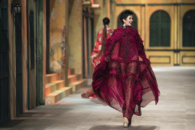 Hương Giang, Phương Khánh, HHen Niê: Những nàng Hậu da nâu, tóc tém và những chuẩn khác về cái Đẹp - Ảnh 2. Hương Giang, Phương Khánh, HHen Niê: Những nàng Hậu da nâu, tóc tém và những chuẩn khác về cái Đẹp - Ảnh 2.