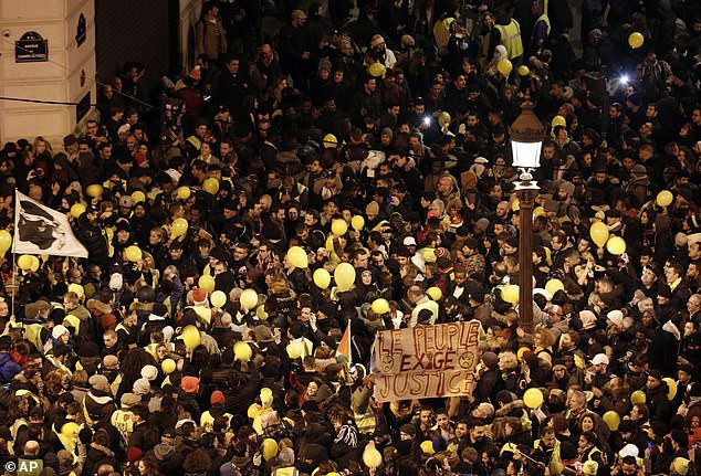 Paris trải qua đêm giao thừa thế nào trước đe dọa biểu tình quy mô lớn? - Ảnh 6.