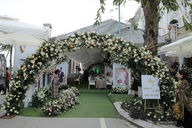 Hoa khôi báo chí lên xe hoa vào ngày đầu năm mới, diện chiếc váy đính 10.000 hạt pha lê cao cấp - Ảnh 8. Hoa khôi báo chí lên xe hoa vào ngày đầu năm mới, diện chiếc váy đính 10.000 hạt pha lê cao cấp - Ảnh 8.