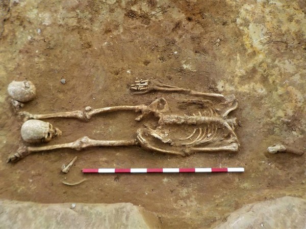 Phát hiện 17 bộ xương người bị chặt đầu trong khu chôn cất 2.000 năm tuổi - Ảnh 1.