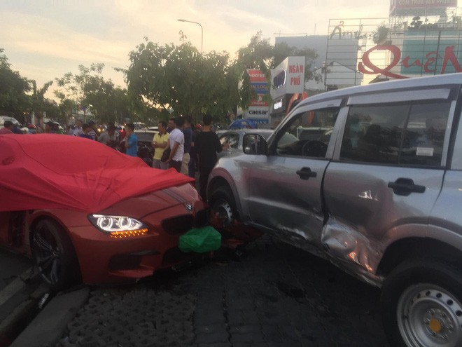 Ô tô BMW gây tai nạn liên hoàn trên đường phố Sài Gòn, những người trên xe rời khỏi hiện trường - Ảnh 3.