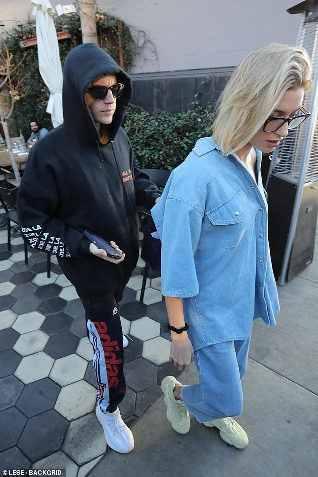 Justin Bieber nhăn mặt khó chịu xuất hiện bên Hailey sau khi bất ngờ dời ngày tổ chức đám cưới - Ảnh 3.