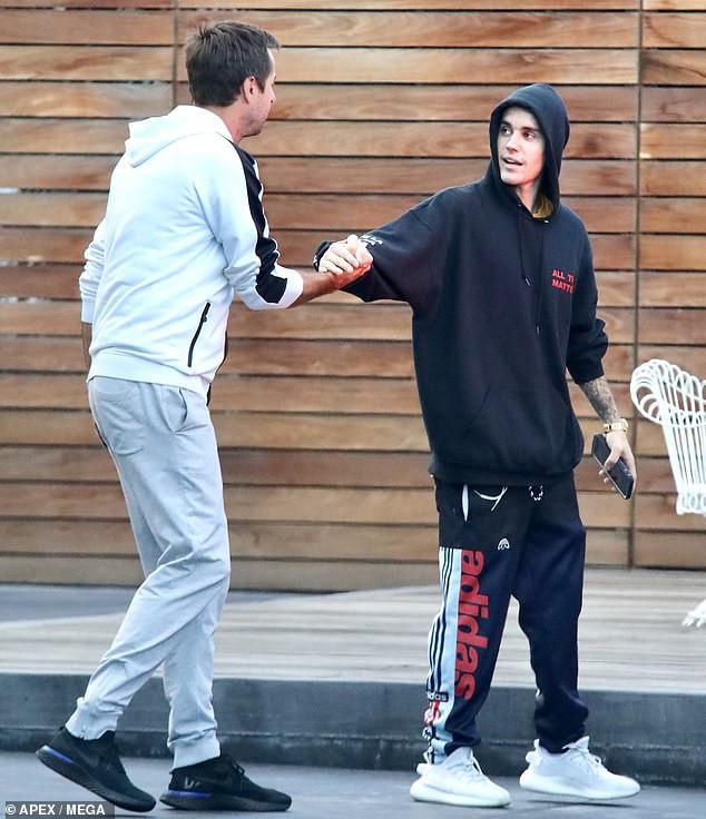 Justin Bieber nhăn mặt khó chịu xuất hiện bên Hailey sau khi bất ngờ dời ngày tổ chức đám cưới - Ảnh 7.