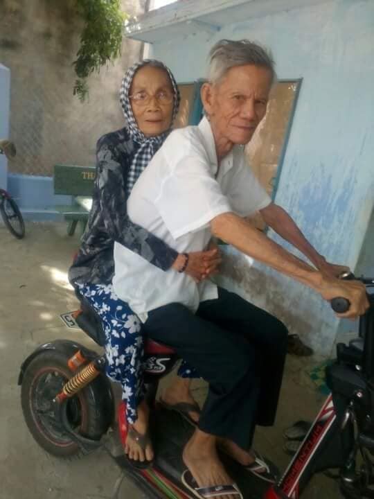 Ông ngoại 88 tuổi đi đạp xe nói chuyện với bà khác, bà ngoại ghen tuông và màn làm hoà cực đỉnh - Ảnh 1.