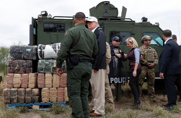 Đến biên giới với Mexico, ông Trump nói gì? - Ảnh 1.