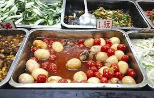 Dưa hấu xào chuối, da ếch... những món ăn kinh dị nhất ở canteen các trường ĐH Trung Quốc khiến sinh viên khiếp đảm - Ảnh 3.