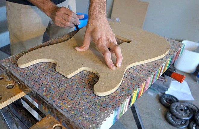 Cùng xem anh chàng khéo tay chế tác chiếc guitar điện đẹp kiệt xuất từ 1200 cái bút chì - Ảnh 7.