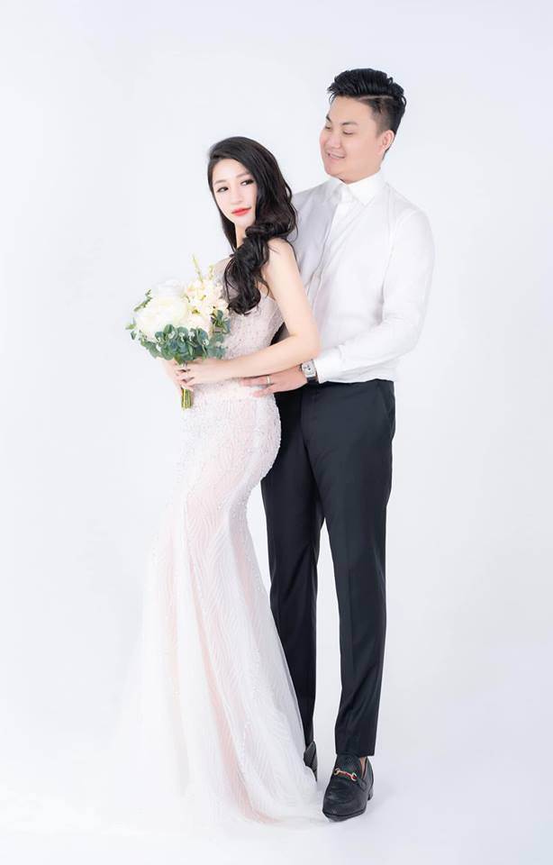Vân Navy khoe váy đính 999 bông hồng tự thiết kế trước giờ G, hé lộ không gian tiệc cưới hoành tráng ở Hà Nội - Ảnh 1.