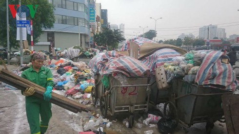 Chặn xe vào bãi rác Nam Sơn: Chính quyền đối thoại, dân chưa tin tưởng - Ảnh 1.