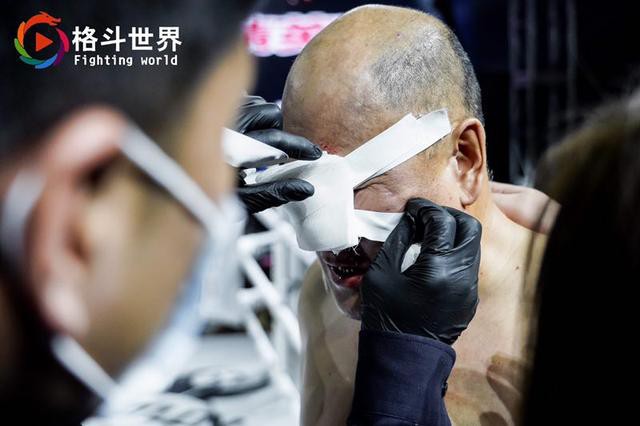 Làng võ Trung Quốc dậy sóng: Gã điên MMA đối đầu với cao thủ võ cổ truyền và cú hạ đo ván như trong phim hành động - Ảnh 3.