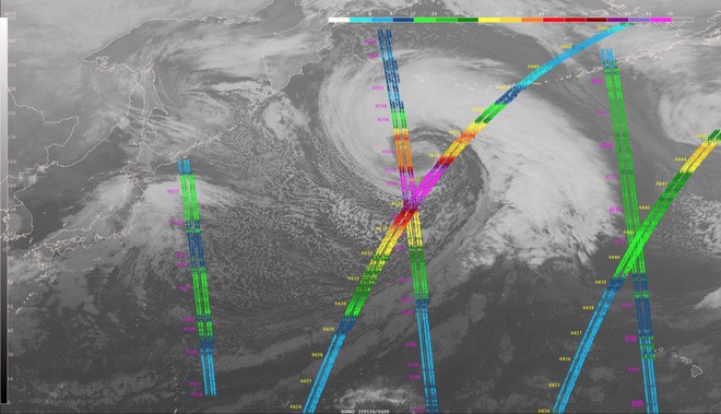 Vệ tinh bất ngờ quay được cảnh cơn bão vô danh khổng lồ đang hoành hành Thái Bình Dương, tạo sóng cao hàng chục mét - Ảnh 4.