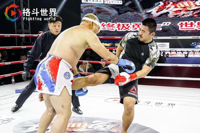 Làng võ Trung Quốc dậy sóng: Gã điên MMA đối đầu với cao thủ võ cổ truyền và cú hạ đo ván như trong phim hành động - Ảnh 4.