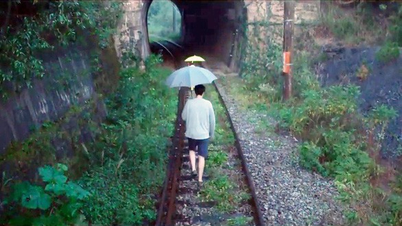 Đường hầm xe lửa Đà Lạt đẹp chẳng khác gì phim Em sẽ đến cùng cơn mưa được dân tình ầm ầm kéo đến check-in - Ảnh 3.