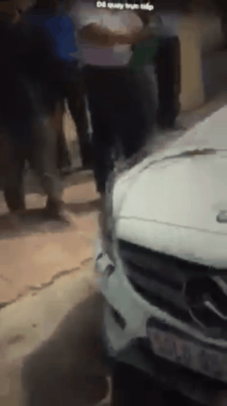 Cầm búa đập liên hồi vào xe Mercedes chắn trước nhà, người phụ nữ tỉnh bơ: Nó thách cô - Ảnh 3.