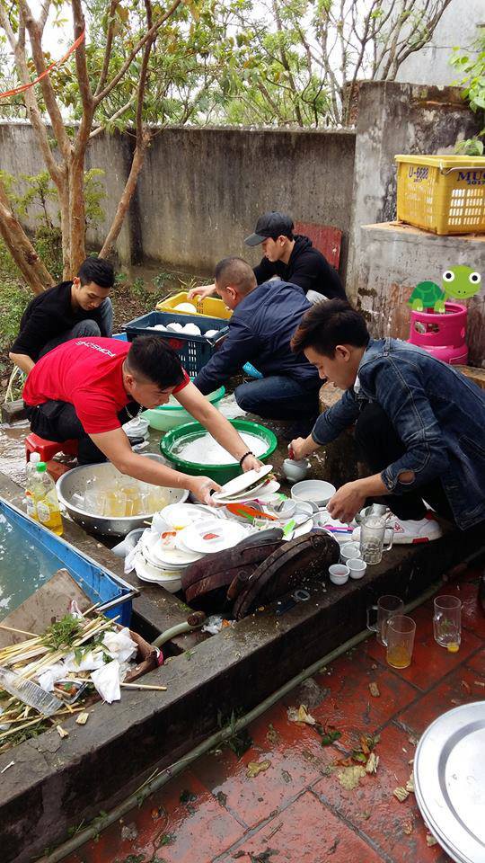 Hậu đám cưới ở Thái Bình: Hình ảnh phía sân sau khiến tất cả bật cười, thích thú - Ảnh 1.