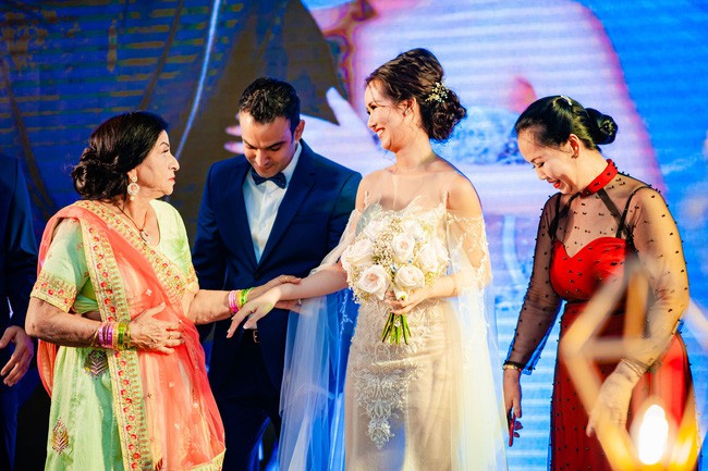 Võ Hạ Trâm được mẹ chồng người Ấn Độ nắm tay, quan tâm hết mực trong đám cưới sang trọng như phim Bollywood - Ảnh 2.