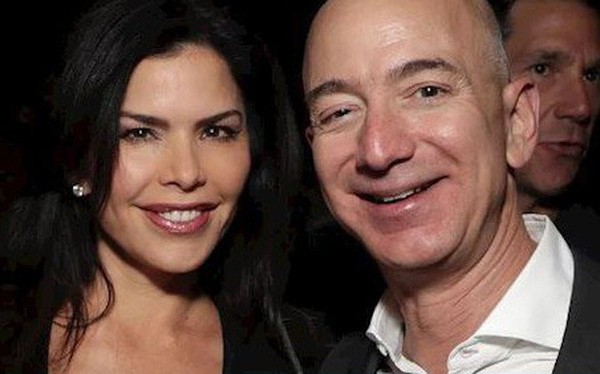 Tỷ phú Jeff Bezos đang rất si tình bạn gái mới - Ảnh 1.