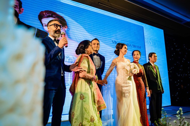 Võ Hạ Trâm được mẹ chồng người Ấn Độ nắm tay, quan tâm hết mực trong đám cưới sang trọng như phim Bollywood - Ảnh 3.