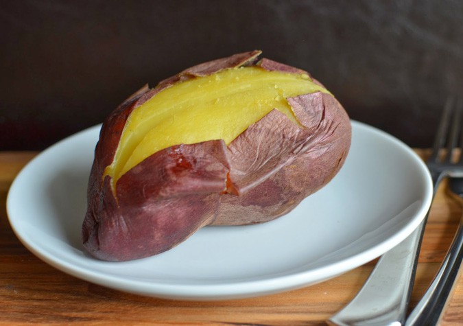 Ăn khoai lang c&oacute; n&ecirc;n b&oacute;c vỏ hay kh&ocirc;ng: Đến người nghiện cũng kh&ocirc;ng biết r&otilde; - Ảnh 2.