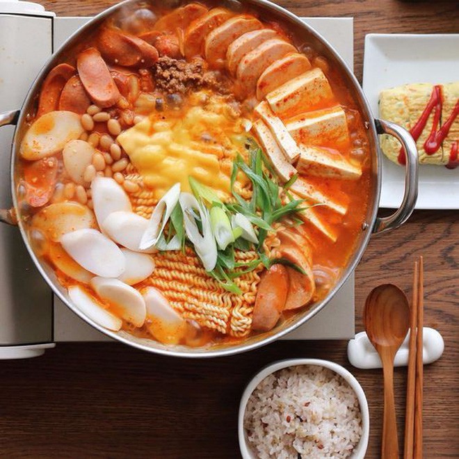 Budae Jjigae: Món lẩu quốc dân người Hàn ai cũng biết nhưng lại có nguồn gốc thật buồn - Ảnh 1.