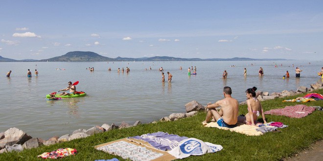 Muốn biết mùa đông có thể kì quái đến mức nào, hãy xem cảnh tượng ở hồ Balaton của Hungary - Ảnh 1.