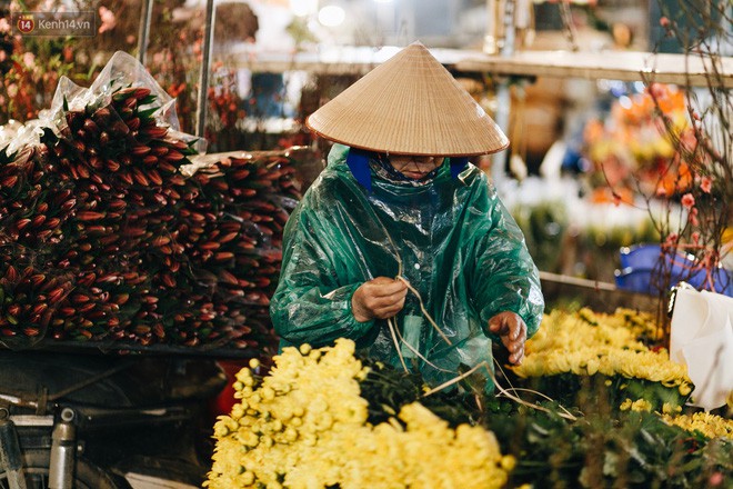 Chùm ảnh: Chợ hoa Quảng An sáng đèn, lung linh những ngày giáp Tết - Ảnh 11.