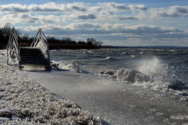 Muốn biết mùa đông có thể kì quái đến mức nào, hãy xem cảnh tượng ở hồ Balaton của Hungary - Ảnh 10.