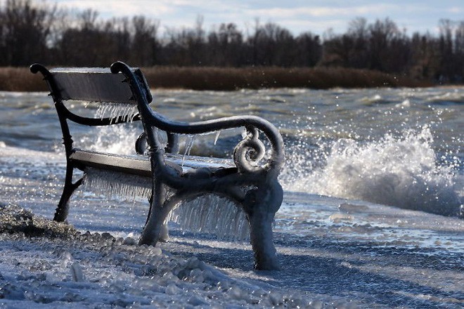 Muốn biết mùa đông có thể kì quái đến mức nào, hãy xem cảnh tượng ở hồ Balaton của Hungary - Ảnh 11.