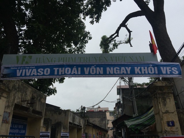 Bị cắt lương và bảo hiểm, nghệ sĩ Hãng phim truyện Việt Nam giăng băng-rôn phản đối VIVASO - Ảnh 3.