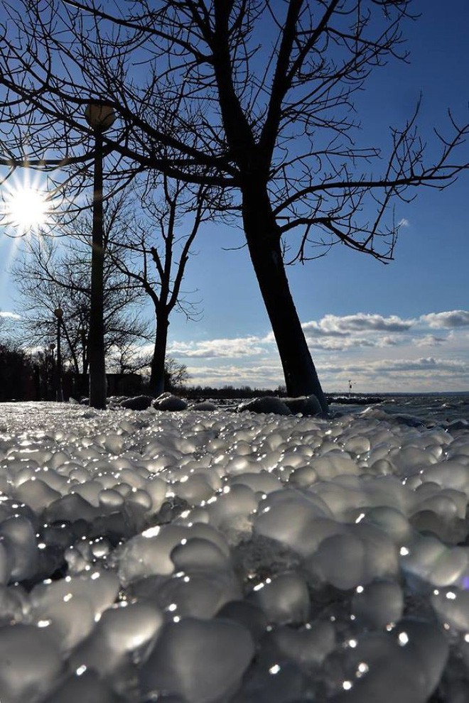 Muốn biết mùa đông có thể kì quái đến mức nào, hãy xem cảnh tượng ở hồ Balaton của Hungary - Ảnh 5.