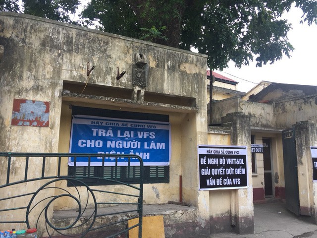 Bị cắt lương và bảo hiểm, nghệ sĩ Hãng phim truyện Việt Nam giăng băng-rôn phản đối VIVASO - Ảnh 5.