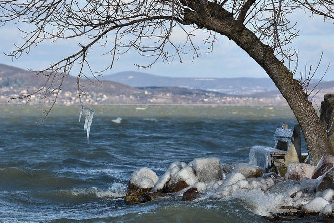 Muốn biết mùa đông có thể kì quái đến mức nào, hãy xem cảnh tượng ở hồ Balaton của Hungary - Ảnh 9.
