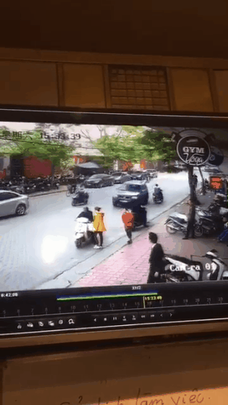 Clip vụ xe điên lao kinh hoàng trên phố Hà Nội chiều nay - Ảnh 2.