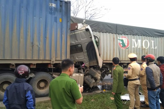 Hai xe container đối đầu, tài xế tử vong trong cabin - Ảnh 2.