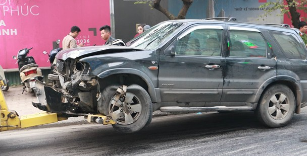 Hiện trường vụ xe điên đâm hàng loạt xe trên phố Hà Nội khiến cụ bà tử vong tại chỗ - Ảnh 15.