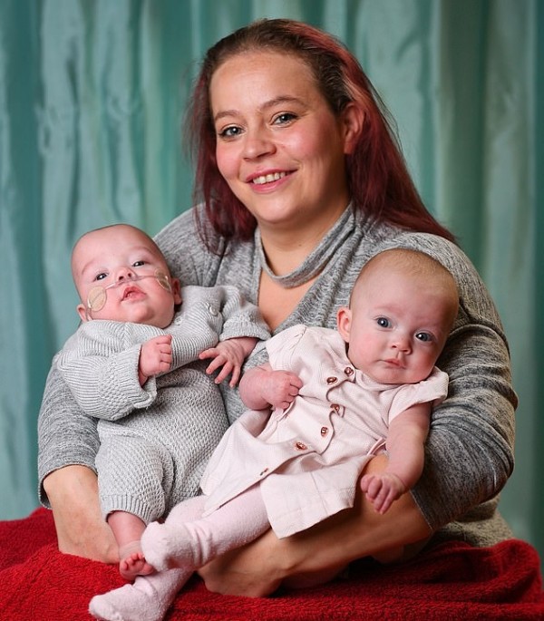 Bà mẹ đi vào lịch sử y học sau khi sinh đôi 2 con cách nhau 12 ngày - Ảnh 1.