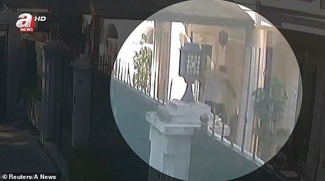 Xuất hiện đoạn băng sát thủ khiêng thi thể nhà báo Khashoggi vào nhà Tổng lãnh sự Saudi Arabia - Ảnh 2.