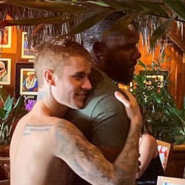 Đi tắm biển với vợ, Justin Bieber lại bị tóm được khoảnh khắc ôm một người đàn ông vô cùng tình tứ - Ảnh 2.