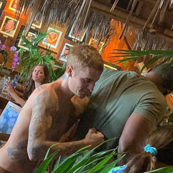 Đi tắm biển với vợ, Justin Bieber lại bị tóm được khoảnh khắc ôm một người đàn ông vô cùng tình tứ - Ảnh 3.