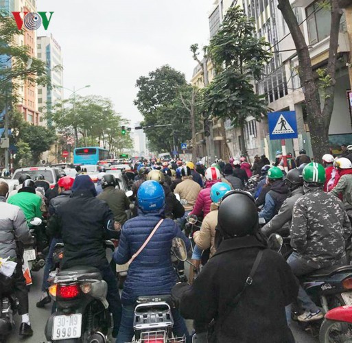 Ảnh: Đường phố Hà Nội ùn tắc trong ngày đi làm đầu tiên của năm 2019 - Ảnh 3.