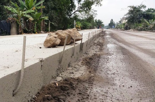 Ớn lạnh những thanh sắt đâm ngang “bẫy” người đi đường - Ảnh 3.