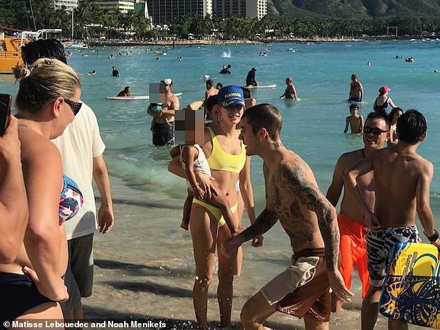 Đi tắm biển với vợ, Justin Bieber lại bị tóm được khoảnh khắc ôm một người đàn ông vô cùng tình tứ - Ảnh 6.
