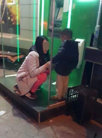 Cộng đồng mạng phẫn nộ với người mẹ trẻ bỏ con ở cây ATM giữa đêm rét, đoán nguyên nhân do cãi nhau với chồng? - Ảnh 1.