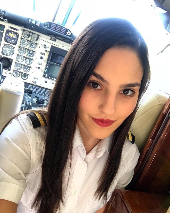 Nhan sắc của cô gái 21 tuổi được mệnh danh là nữ phi công nóng bỏng nhất thế giới - Ảnh 2.