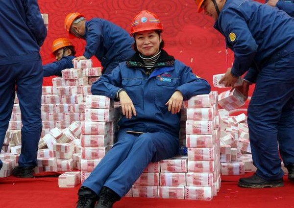 Choáng với núi tiền thưởng cuối năm chất cao hơn người ở Trung Quốc - Ảnh 4.