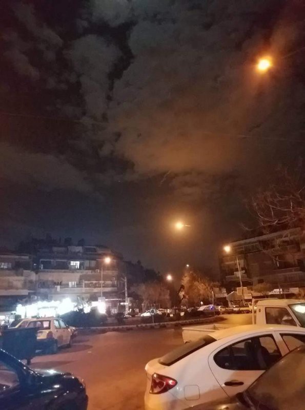 Israel tấn công Damascus, nhiều tiếng nổ lớn rung chuyển Damascus - Tên lửa S-300 đã khai hỏa? - Ảnh 8.
