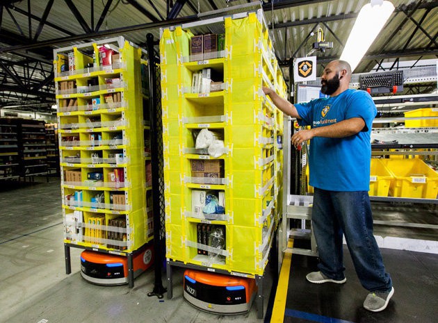 Amazon chế tạo thiết bị đặc biệt giúp công nhân không bị robot đâm phải - Ảnh 1.